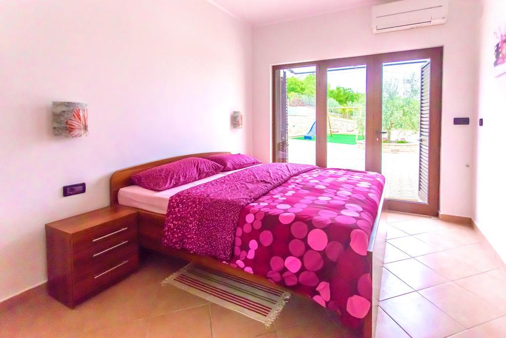 Villa Lara Karojba Rum bild
